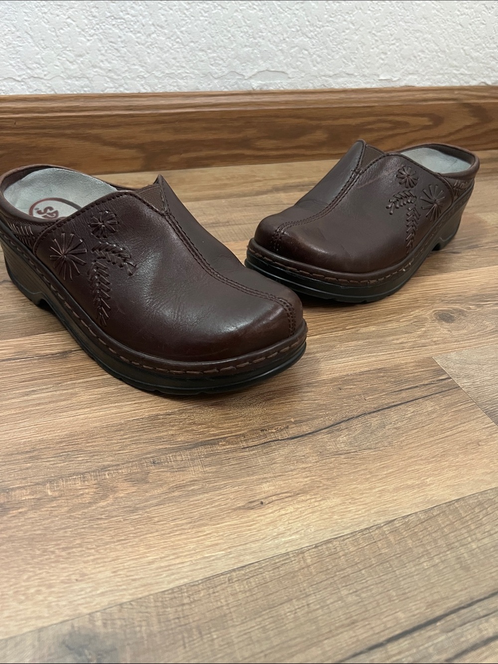 KLOGS Professional BROWN Floral Print LEATHER Clogs Size 7M slip resistant
